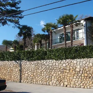 Leon And Leona Apartman